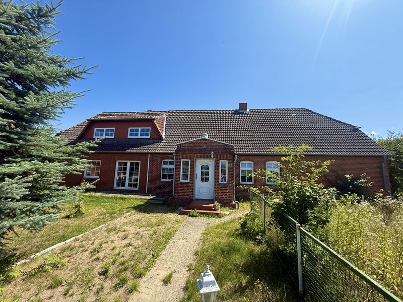 Charmante Doppelhaushälfte in Zierow mit 5-Zimmern, Garage und 1.479 m² Grundstück...!!!